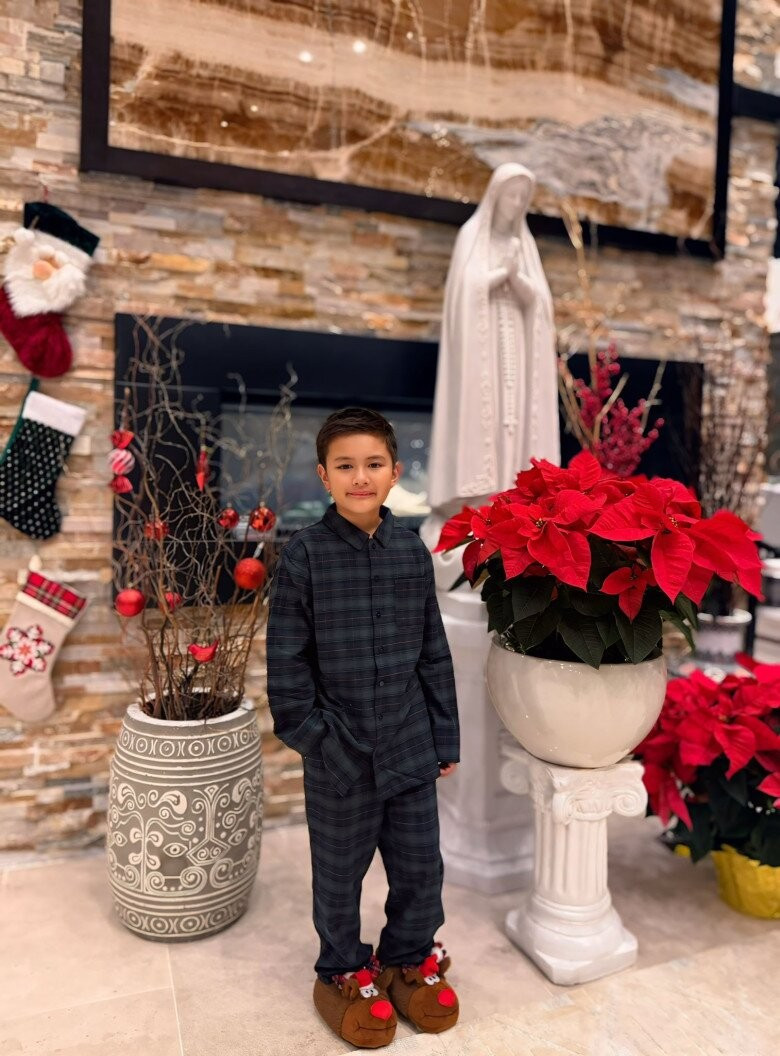 Những góc khác được trang trí bằng chậu hoa trạng nguyên đỏ rực. Ảnh: Thuy Tien Mfas