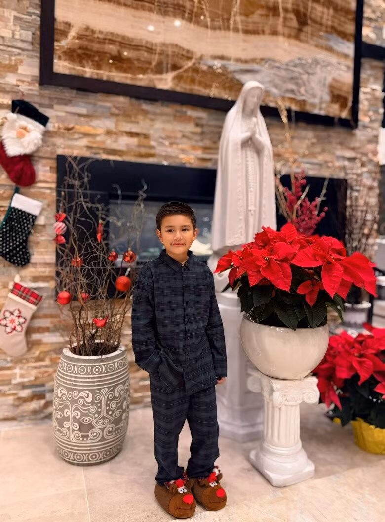 Những góc khác được trang trí bằng chậu hoa trạng nguyên đỏ rực. Ảnh: Thuy Tien Mfas