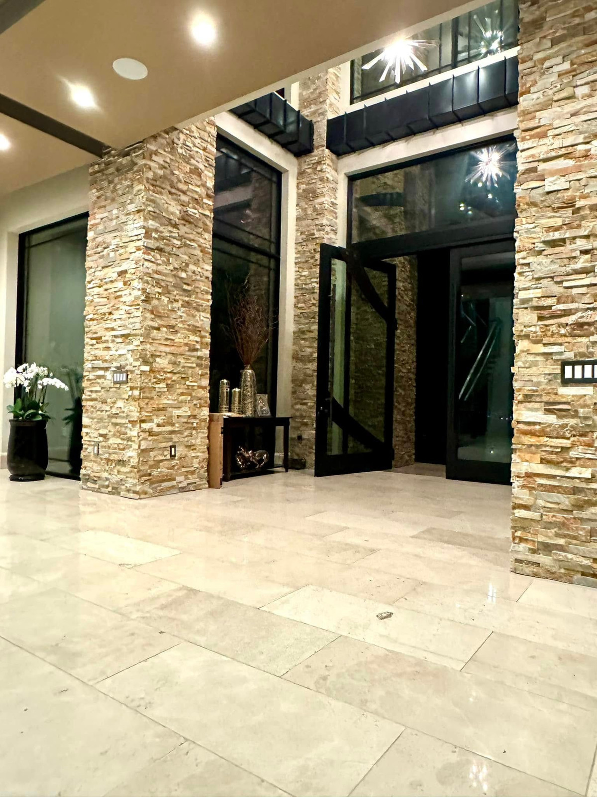 Biệt thự tọa lạc trên một ngọn đồi thuộc khu nhà giàu, có tổng diện tích khu đất hơn 4.000m2. Trong đó, diện tích xây nhà ở khoảng 1.500m2, phần còn lại khuôn viên sân vườn. Ảnh: Thuy Tien Mfas