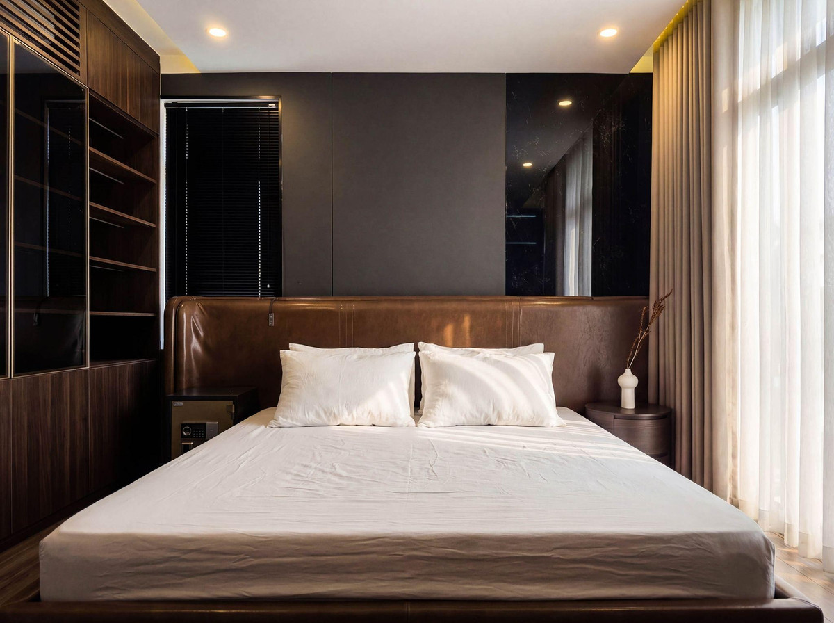 Phòng ngủ chính thiết kế đẹp như ở resort. Ảnh: Master Gont