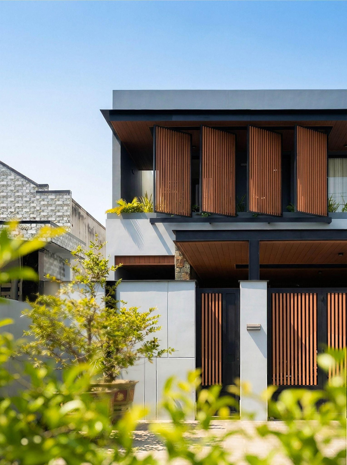 Công trình tựa “ốc đảo xanh” với đầy đủ sân vườn, mặt nước và những khoảng trống có chủ đích, giúp thiên nhiên hiện diện trong trải nghiệm sống hàng ngày. Ảnh: Master Gont