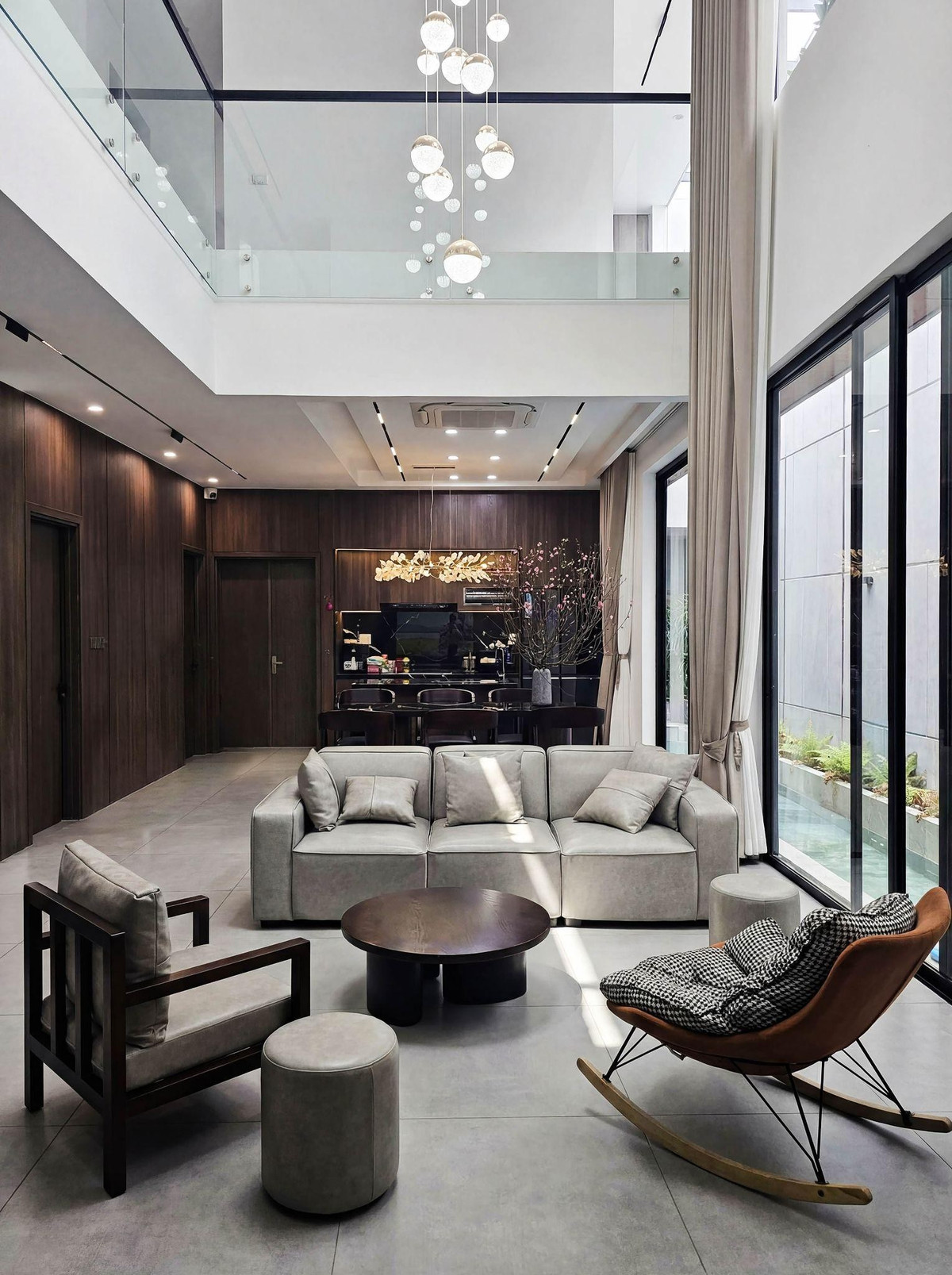 Phòng khách - bếp - bàn ăn tại tầng trệt liên thông với nhau thành một khối. Ảnh: Master Gont