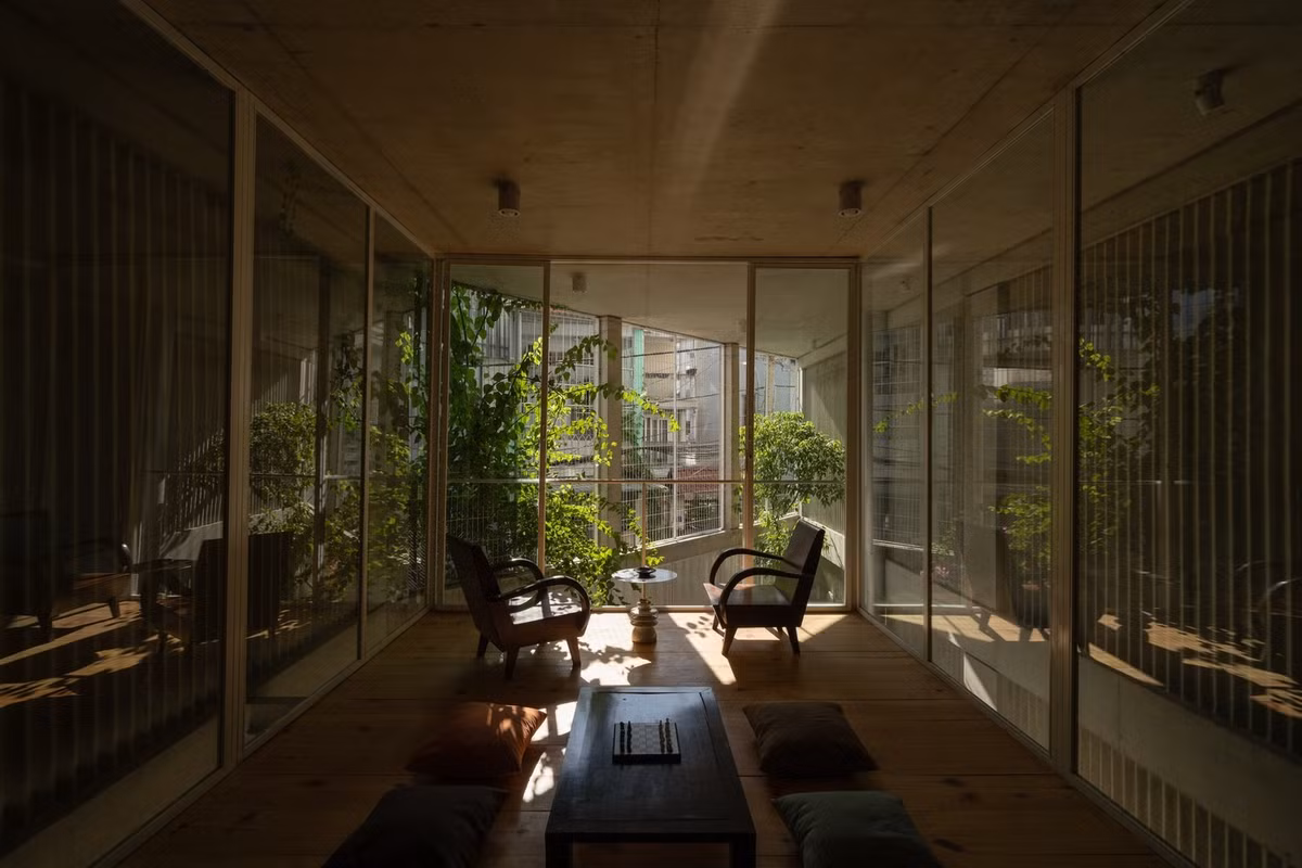 Phía cuối nhà, mặt đứng hướng Tây được thiết kế như một “vườn thẳng đứng” phủ xanh suốt từ tầng trệt đến mái. Ảnh: Quang Dam