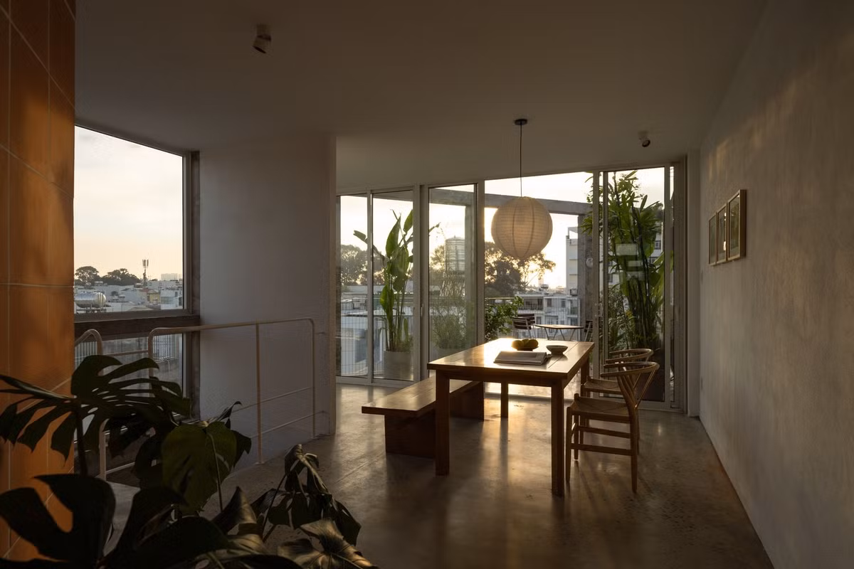 Mảng xanh này kết hợp cùng cầu thang bộ lộ thiên đã tạo thành một lớp chắn nắng tự nhiên, giảm thiểu sức nóng gay gắt buổi chiều. Ảnh: Quang Dam