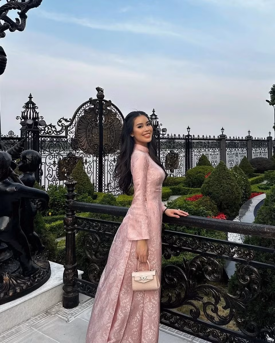 Do biệt thự nằm ở ven sông nên mỗi buổi chiều, đại gia đình nhà Tiên Nguyễn đều có thể tận hưởng những phút thư thái như đi nghỉ dưỡng nữa. Ảnh: FBNV