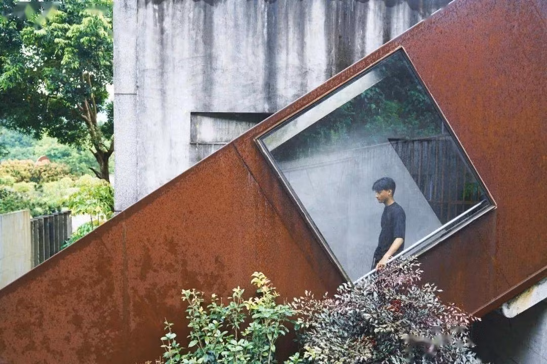 Trong khi đó, tòa Đảo Nhỏ mang phong cách nghỉ dưỡng ấm cúng với tông màu vàng và vật liệu gỗ. Ảnh: Sohu