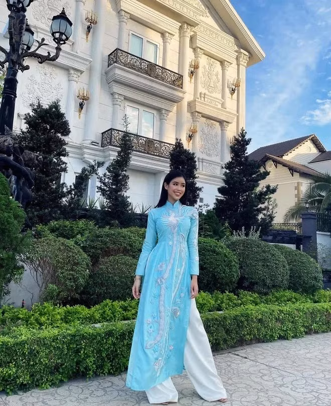 Chỉ đứng trong sân nhà chụp ảnh, Tiên Nguyễn cũng khiến nhiều người trầm trồ về sự xa hoa của căn biệt thự ven sông mà gia đình cô đang sinh sống. Ảnh: FBNV