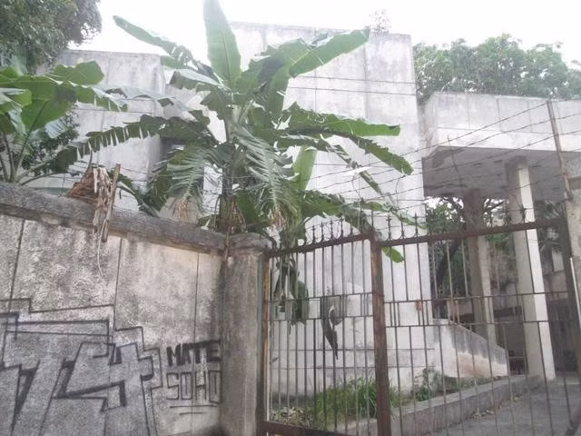 Ngôi nhà số 300 Kim Mã (phường Giảng Võ, TP Hà Nội) được xây dựng từ những năm 1990, mục đích ban đầu được cho là làm Đại sứ quán Bulgaria, nhưng bị bỏ hoang ngay khi vừa hoàn thành phần thô. Ảnh: Giadinhxahoi