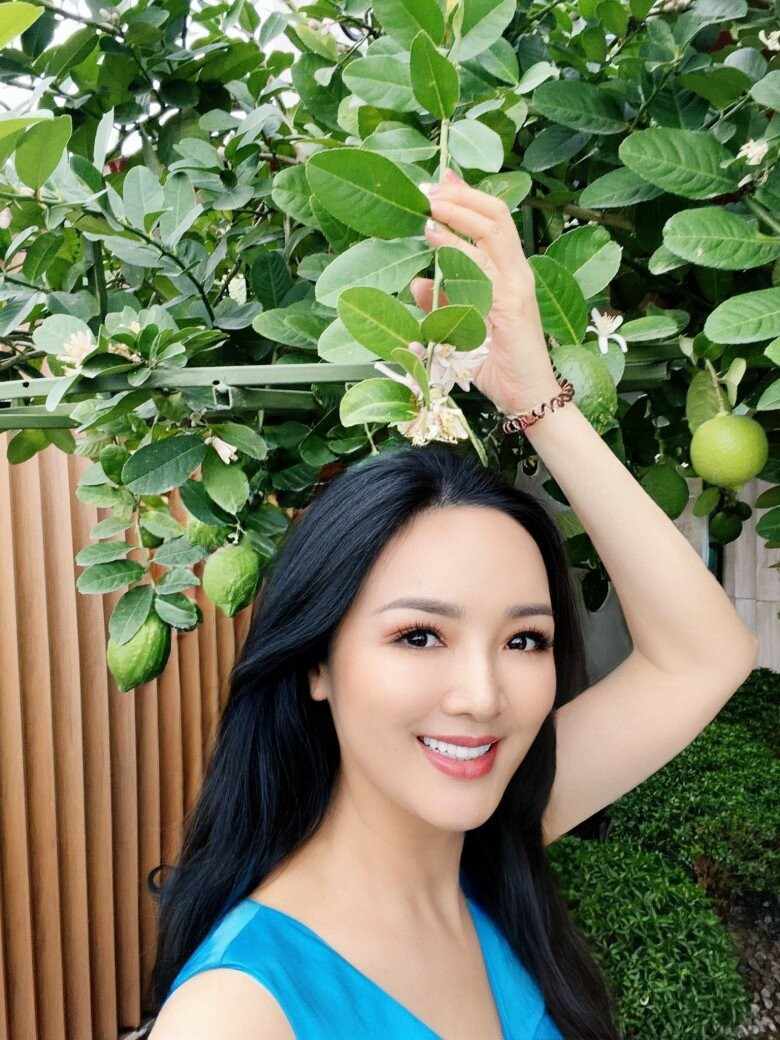 Cây chanh vàng sai trĩu quả và hoa. Ảnh: FBNV