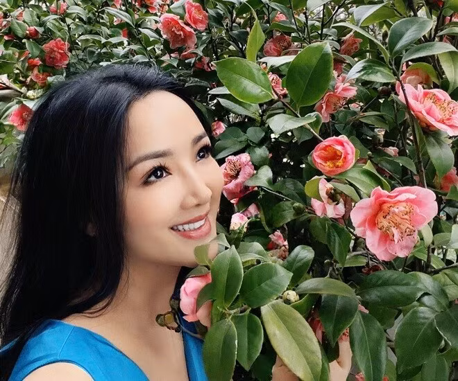 Khu vườn 40m2 trên ban công biệt thự được người đẹp tận dụng trồng nhiều cây, hoa và rau xanh. Ảnh: FBNV