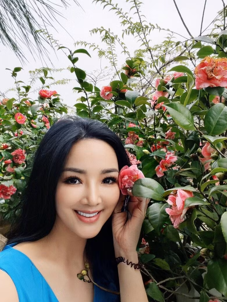 Bên cạnh đó, Hoa hậu Giáng My cũng khiến nhiều người ngưỡng mộ bởi niềm đam mê chăm sóc cây cối. Ảnh: FBNV