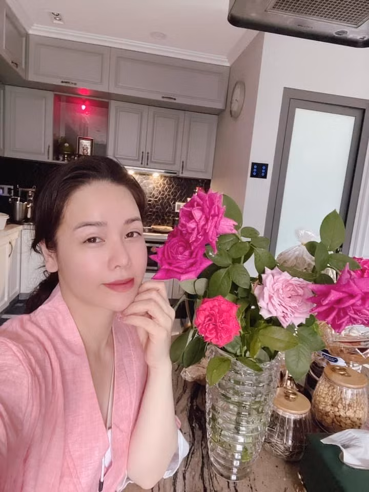 Góc nào trong nhà cũng ngập tràn sắc hoa. Ảnh: FBNV