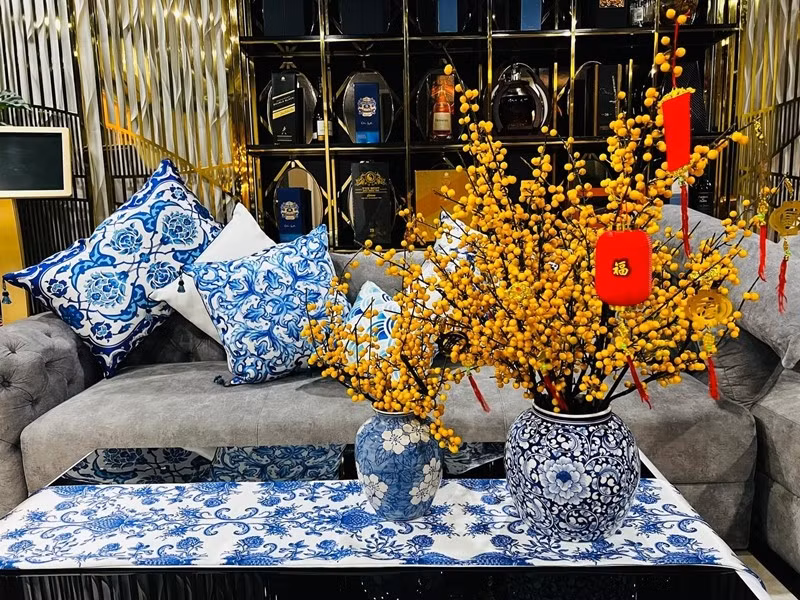 Nội thất bên trong biệt thự được chọn lọc kỹ lưỡng, mang phong cách hiện đại. Ảnh: FBNV