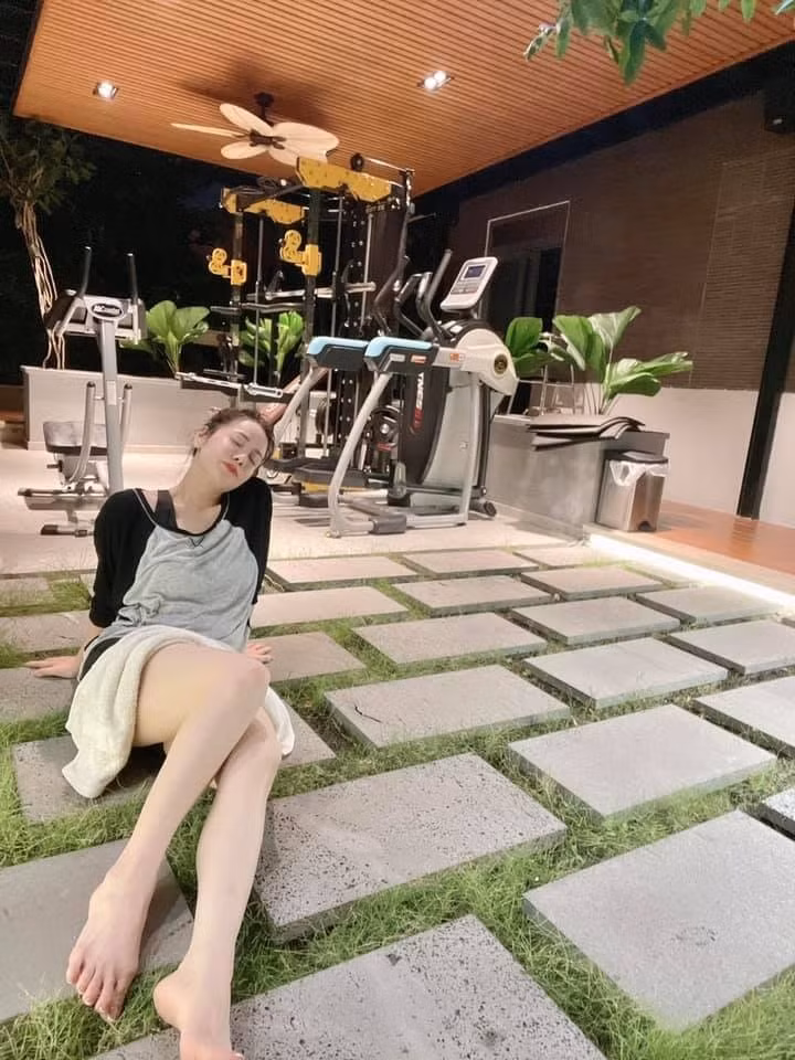 Khu vực tập thể dục trong nhà với nhiều máy móc hỗ trợ. Ảnh: FBNV