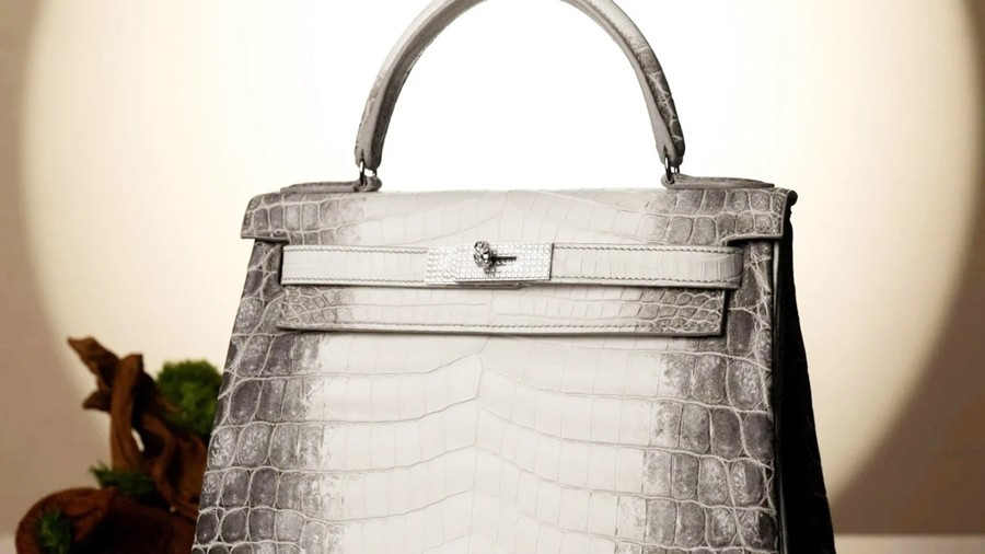 Giá mỗi chiếc túi Hermès bạch tạng dao động khoảng từ 53.000 USD - 200.000 USD (tương đương 1,3 - hơn 5 tỷ đồng) từ các phiên bản khác nhau. Ảnh: Sotheby's)