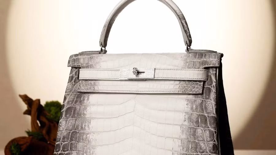 Giá mỗi chiếc túi Hermès bạch tạng dao động khoảng từ 53.000 USD - 200.000 USD (tương đương 1,3 - hơn 5 tỷ đồng) từ các phiên bản khác nhau. Ảnh: Sotheby's)