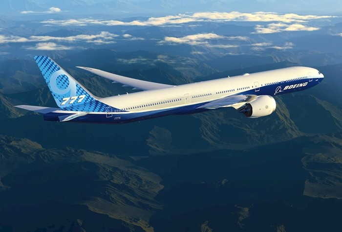 Dòng Boeing 777X được thiết kế với sải cánh có thể gập lại linh hoạt, giúp máy bay tương thích với các tiêu chuẩn sân bay từ Code E đến Code F theo phân loại của Tổ chức Hàng không dân dụng quốc tế (ICAO), mang lại lợi thế khai thác tại nhiều sân bay với hạ tầng đa dạng. Ảnh: Boeing