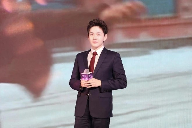 Bước ngoặt lớn đến vào cuối tháng 3/2019, khi hồ sơ công bố tại Sở Giao dịch Chứng khoán Hong Kong cho thấy Eric Tse được cha mẹ chuyển giao khoảng 1/5 cổ phần tập đoàn. Theo Bloomberg, khối tài sản này tương đương khoảng 3,8 tỷ USD, giúp anh trở thành tỷ phú USD chỉ sau một đêm ở tuổi 24. Ảnh: SCMP