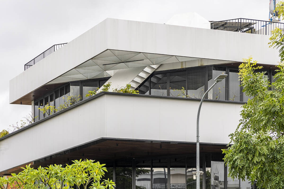 Thay vì lấp đầy khu đất bằng bê tông, các kiến trúc sư đã đưa ra một quyết định táo bạo: Chủ động vạt thêm khối tích xây dựng. Ảnh: A+ Architects