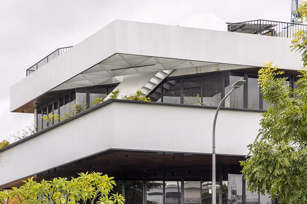 Thay vì lấp đầy khu đất bằng bê tông, các kiến trúc sư đã đưa ra một quyết định táo bạo: Chủ động vạt thêm khối tích xây dựng. Ảnh: A+ Architects