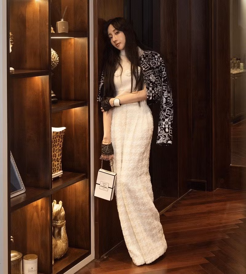 Có những chiếc túi, Cún phải bỏ ra 4 hay 5 tỷ để mua. Và những chiếc túi đó bây giờ nhiều người có tiền đang săn tìm cũng không mua được, vì không có túi. Ảnh: FBNV