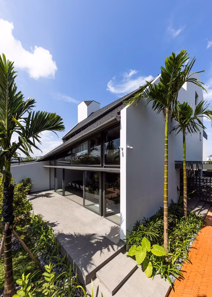 Thiết kế chú trọng tối ưu diện tích, tận dụng ánh sáng và đưa thiên nhiên vào nhà, tạo cảm giác gắn kết và thư thái dù nằm giữa đô thị. Ảnh: Hiroyuki Oki