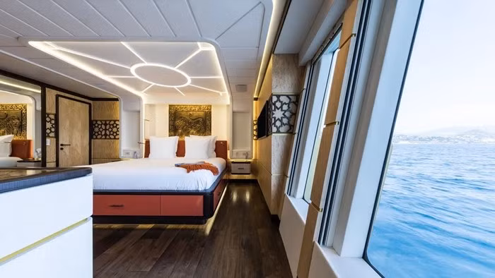Với 5 phòng ngủ, du thuyền Khalilah có thể phục vụ chỗ ở cho 11 hành khách. Ngoài ra, trên tàu còn có không gian sinh hoạt cho 9 thủy thủ. Ảnh: Jeff Brown/Breed Media