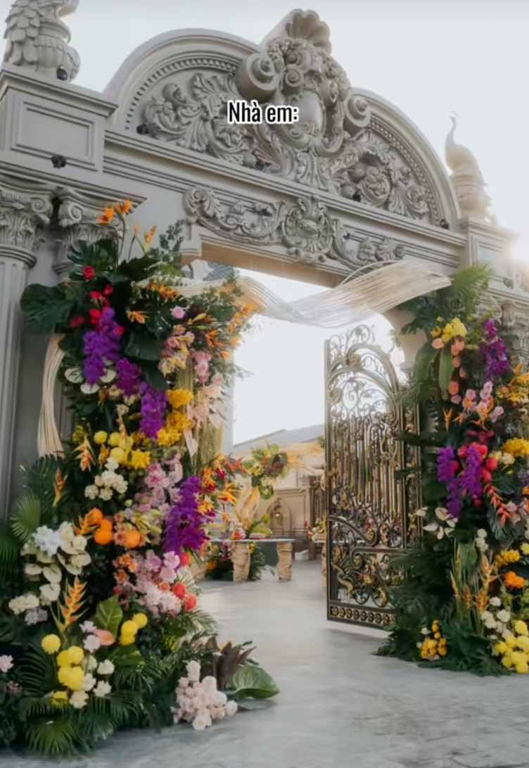 Ngay từ cổng vào, căn biệt thự nổi bật với họa tiết cầu kỳ, tỉ mỉ. Ảnh: @a.concept.sg