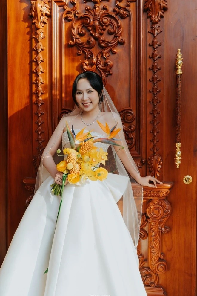 Cửa gỗ đồ sộ được chạm khắc tỉ mỉ. Ảnh: Znews