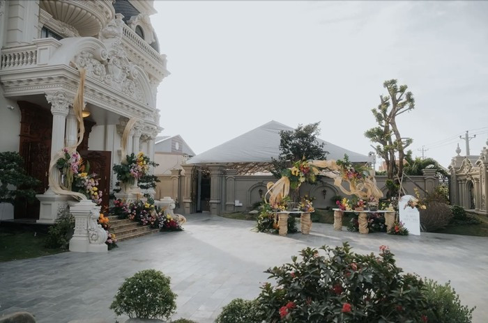 Khuôn viên sân vườn rộng rãi đủ sức để sắp xếp hơn 140 bàn tiệc cưới, đón tiếp gần 1.500 khách mời. Ảnh: @a.concept.sg