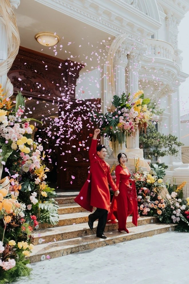 Mới đây, mạng xã hội xôn xao trước đám cưới của thiếu gia nổi tiếng tại Bến Tre. Lễ cưới được tổ chức ngay tại tư gia nhà trai, một dinh thự nguy nga như lâu đài. Ảnh: Znews