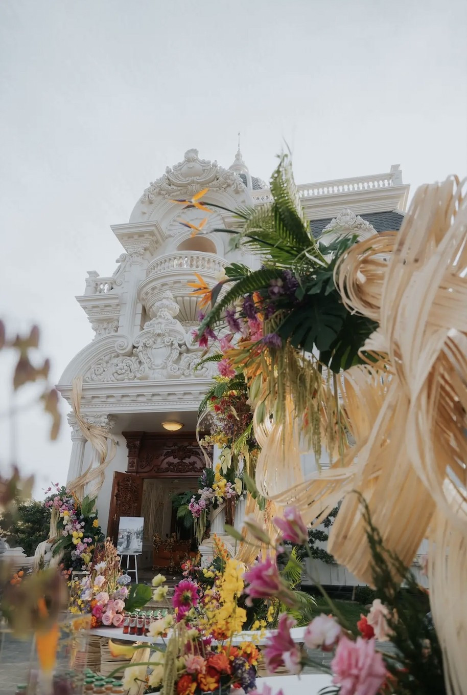 Bên ngoài biệt thự có gam màu trắng chủ đạo. Ảnh: @a.concept.sg