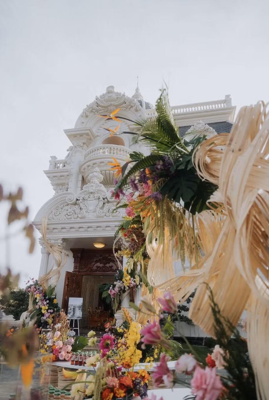 Bên ngoài biệt thự có gam màu trắng chủ đạo. Ảnh: @a.concept.sg