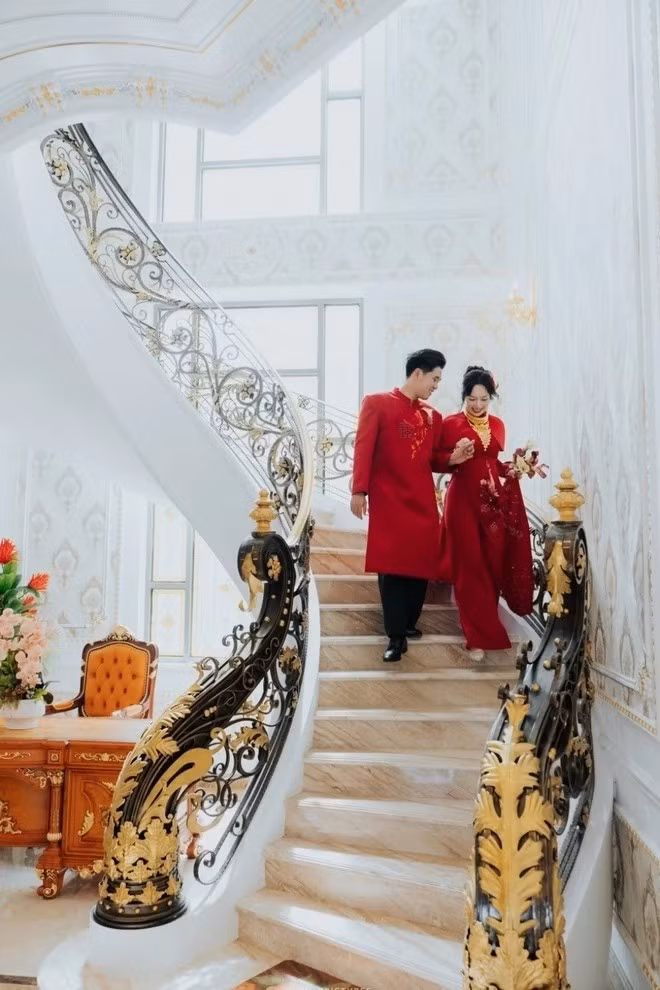 Cầu thang thiết kế cầu kỳ. Ảnh: Znews