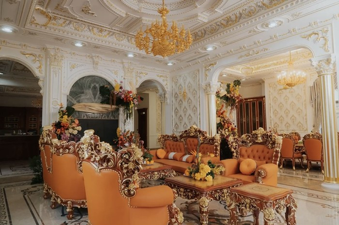 Không gian bên trong dinh thự xa hoa với đèn chùm, nội thất đậm phong cách hoàng gia. Ảnh: @a.concept.sg