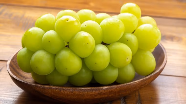 Cách đây vài năm, nho mẫu đơn Shine Musat (hay còn gọi nho sữa) của Nhật Bản xuất hiện tại các cửa hàng hoa quả nhập khẩu ở Việt Nam với giá lên đến hàng triệu đồng/kg. Ảnh: Kingfoodmart