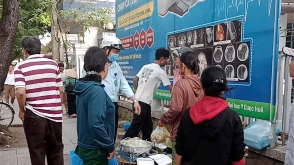 Kiểm tra quán bún sau clip rửa tô chớp nhoáng gây xôn xao mạng .