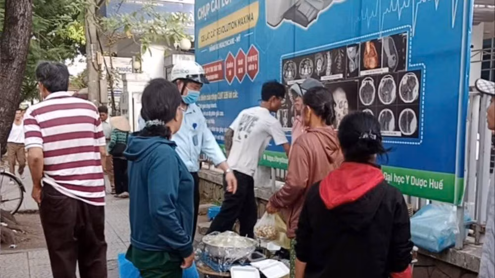 Kiểm tra quán bún sau clip rửa tô chớp nhoáng gây xôn xao mạng .