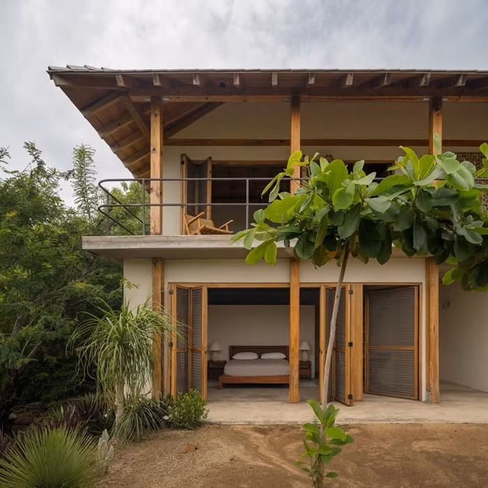 Tầng trệt mang tính khép kín với những khung cửa và khoảng mở được tính toán kỹ lưỡng để đón gió, lấy sáng và hạn chế nắng gắt. Tầng trên nhẹ nhàng và mở rộng. Ảnh: Archello