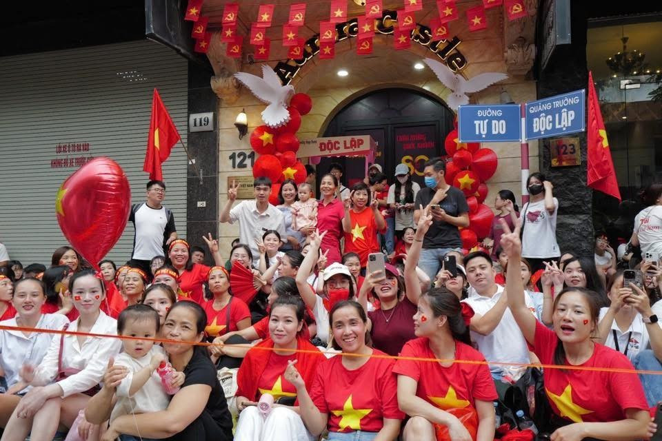 Sau bài đăng, người dân ở khắp mọi nơi đổ về thăm nhà Duy Mạnh, tiện thể "check-in" cùng chàng cầu thủ nổi tiếng. Ảnh: FBNV