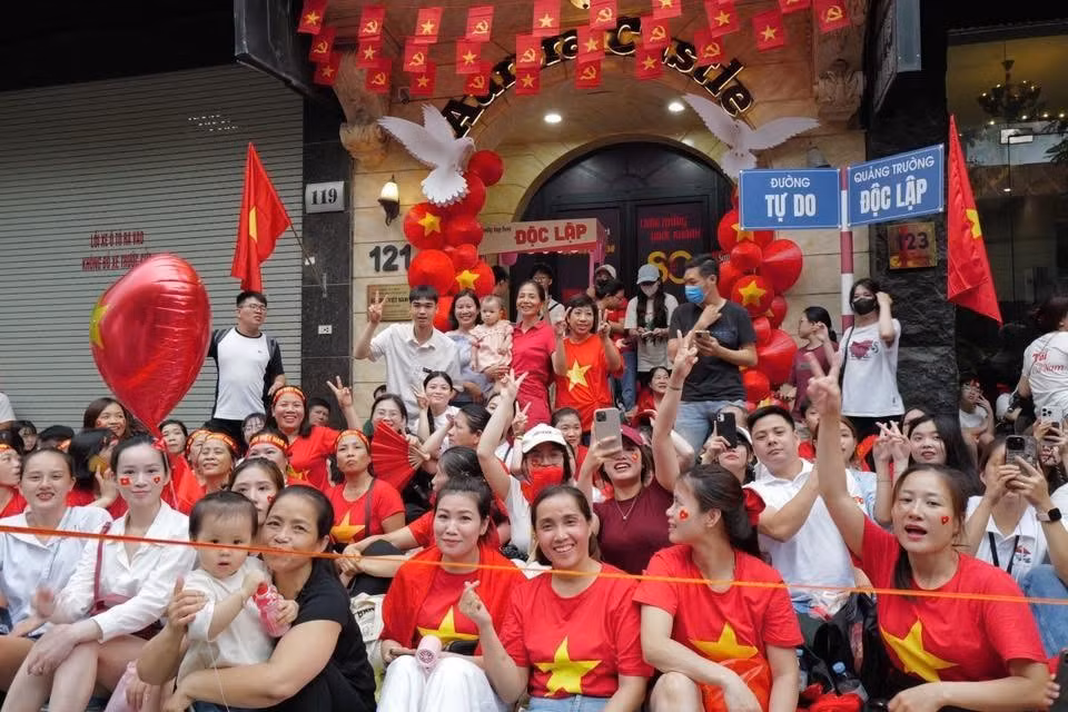 Sau bài đăng, người dân ở khắp mọi nơi đổ về thăm nhà Duy Mạnh, tiện thể "check-in" cùng chàng cầu thủ nổi tiếng. Ảnh: FBNV