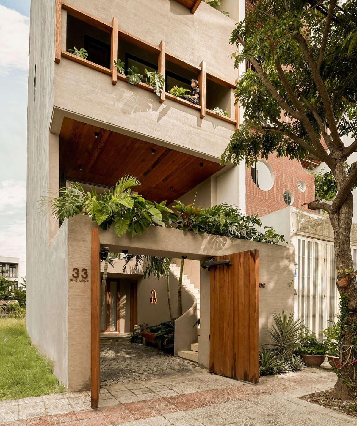 Hướng Tây luôn là thử thách lớn đối với các kiến trúc sư. Tuy nhiên, điều này lại trở thành cơ hội để nhóm thiết kế thể hiện ngôn ngữ thiết kế táo bạo có tính kiểm soát cho công trình. Ảnh: Phú Đào