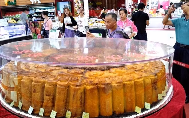 Vỏ bánh làm bằng loại bột đặc biệt, có hơn 10 loại nhân đã được sử dụng, tất cả đều là những nguyên liệu đắt đỏ, quý hiếm, hảo hạng. Ảnh: Chinanews