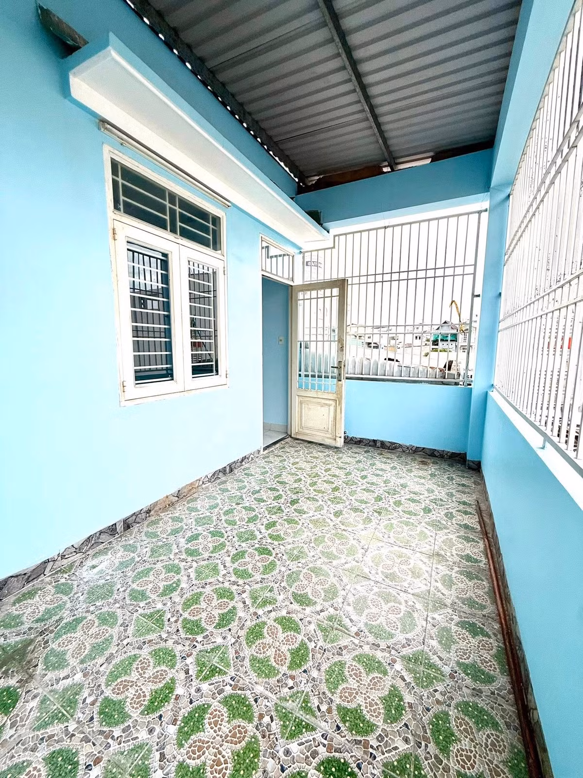 Ngoài ra, ngôi nhà còn có hai sân thượng trước và sau thoáng mát. Ảnh: FBNV