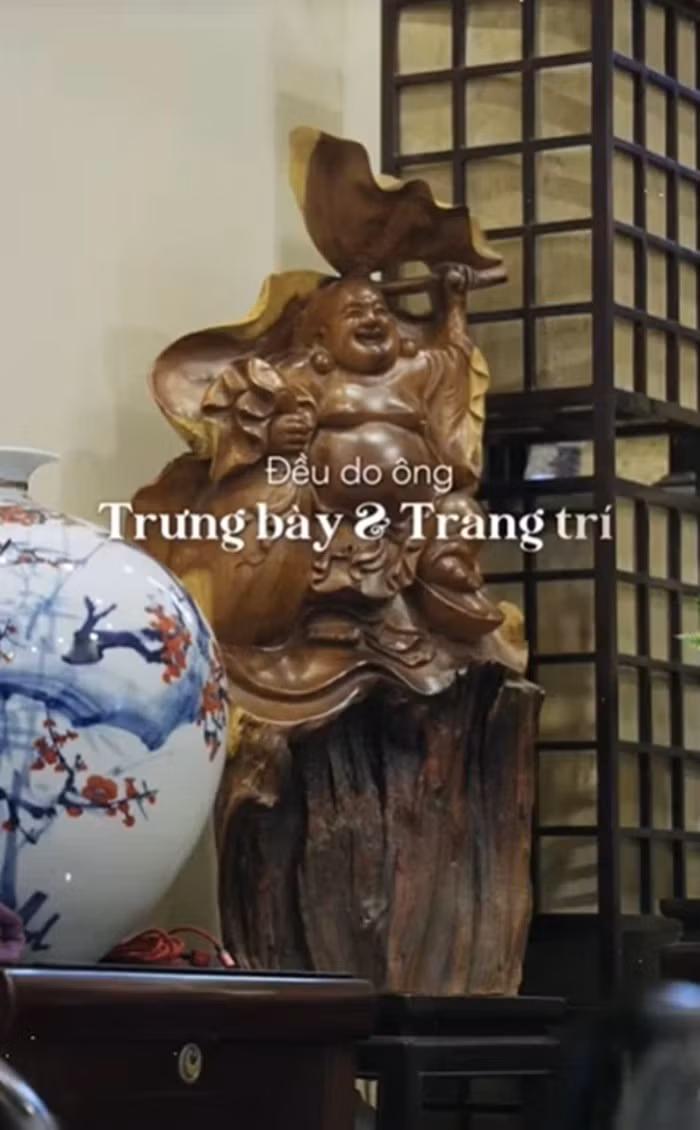 Không gian bên trong nhà được bài trí theo phong cách Hà Nội xưa, phần lớn nội thất đều từ gỗ. Ảnh chụp màn hình