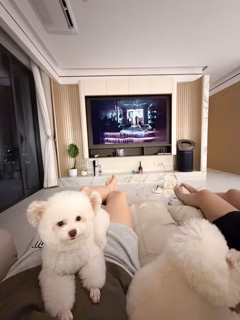 Không sử dụng quá nhiều chi tiết rườm rà, Hoa hậu Kỳ Duyên ưu tiên những gam màu trung tính và không gian mở để tạo cảm giác thoáng đạt. Ảnh: FBNV