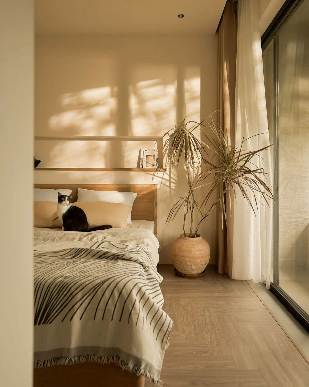 Tầng 2 và tầng 3 gồm 3 phòng ngủ cùng nhiều gian chức năng phục vụ sinh hoạt thường ngày. Ảnh: Phú Đào