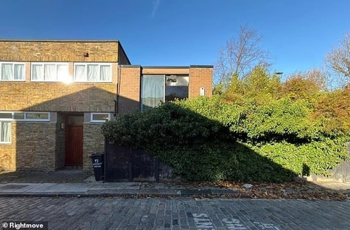 Dù vậy, điều đó không ngăn cản được người mua khi các môi giới bất động sản quảng cáo ngôi nhà có 'tiềm năng phát triển'. Ảnh: DailyMail