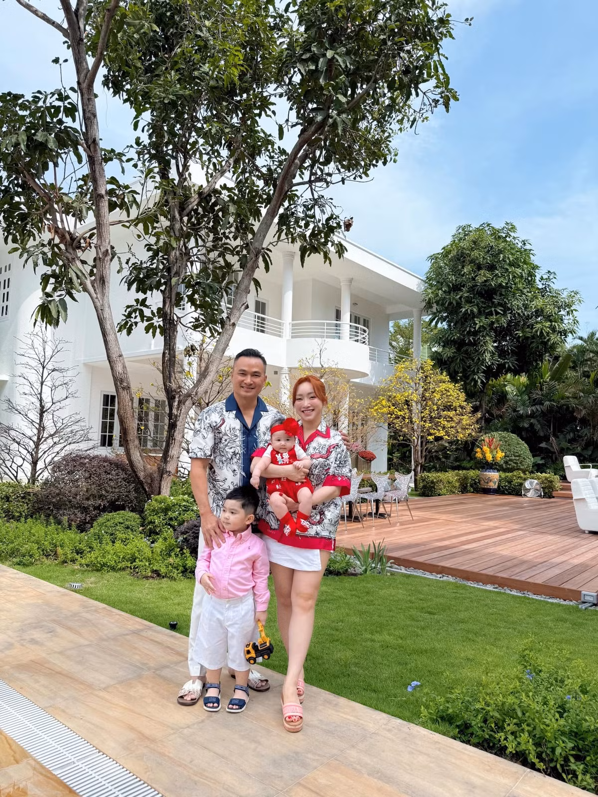 Vợ chồng Chi Bảo hiện sống trong căn biệt thự rộng khoảng 1.600m2, bao gồm cả sân vườn tại TP HCM. Ảnh: FBNV