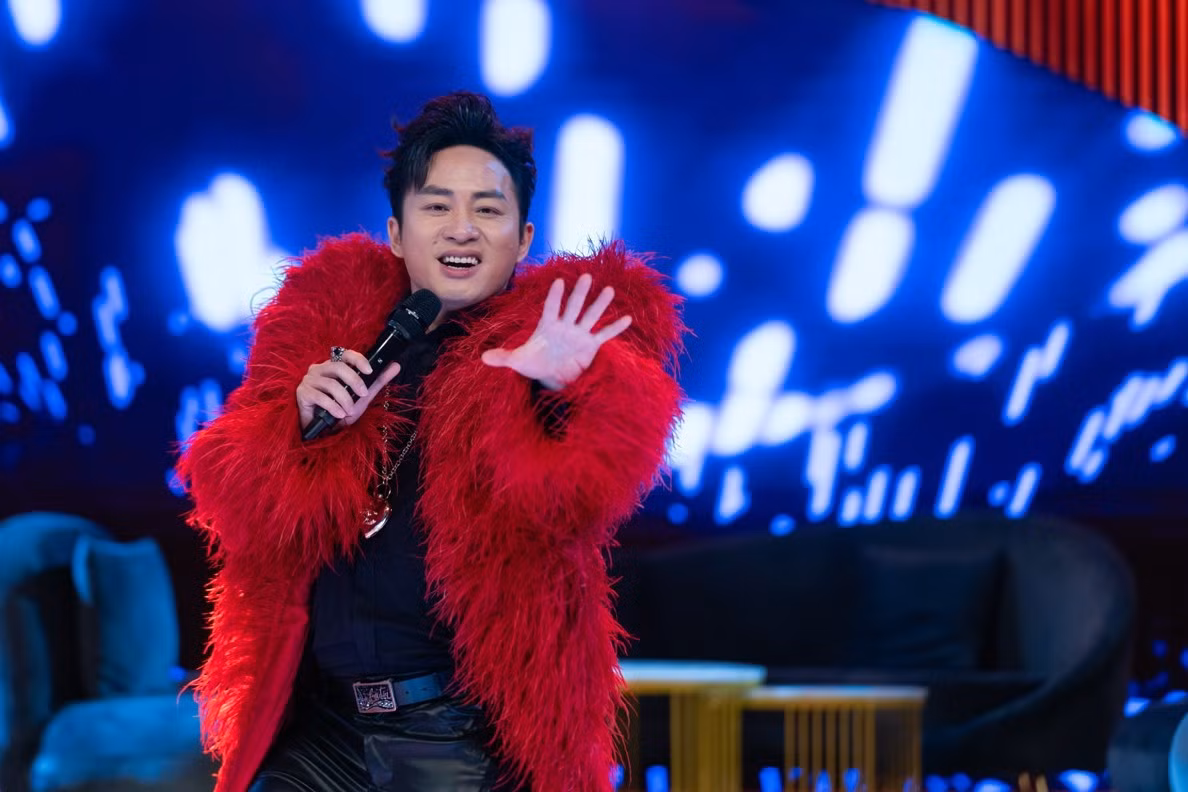 Sau hơn 20 năm ca hát, ca sĩ Tùng Dương vẫn luôn giữ “màu sắc lạ” hiếm có và được mệnh danh là divo làng nhạc Việt. Ảnh: Vietnamnet